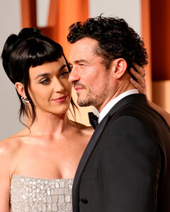 Кэти Перри намекнула на причину разрыва с Орландо Блумом в треке Bandaids