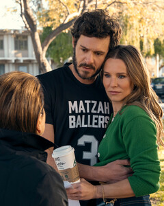 Netflix продлил романтическую комедию «Никто этого не хочет» на третий сезон