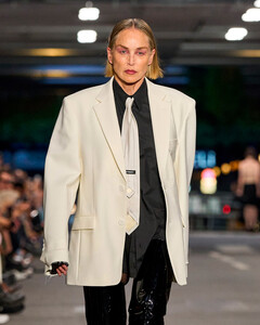 Vetements весна/лето 2027: почему офисный дресс-код больше не работает