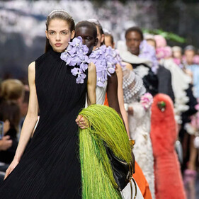 Трикотаж, цветы и алюминий: Джонатан Андерсон дебютировал с кутюрной коллекцией для Dior