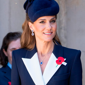 Редкие украшения и сдержанная элегантность: оцениваем образ Кейт Миддлтон на Дне АНЗАК