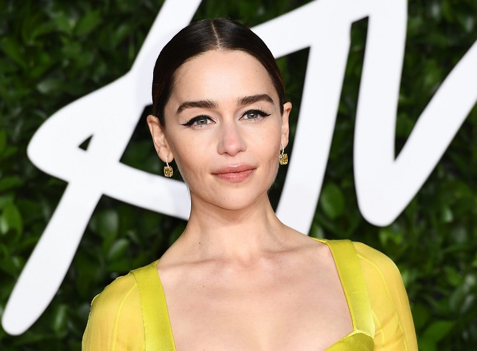 Эмилия Кларк не желает соответствовать стандартам красоты, но пользуется кремами от морщин