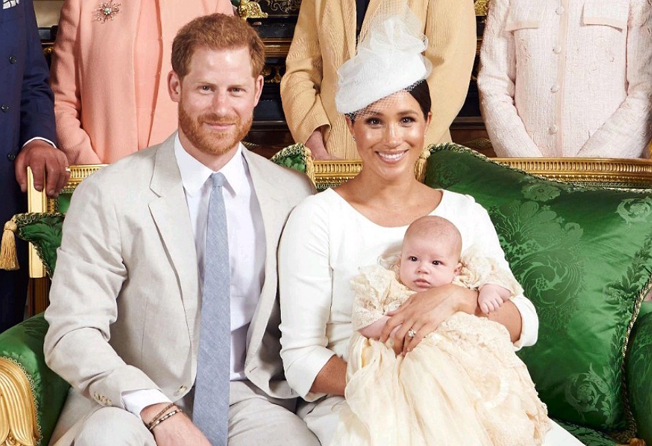 Меган и принц Гарри передумали крестить Лилибет в Лондоне