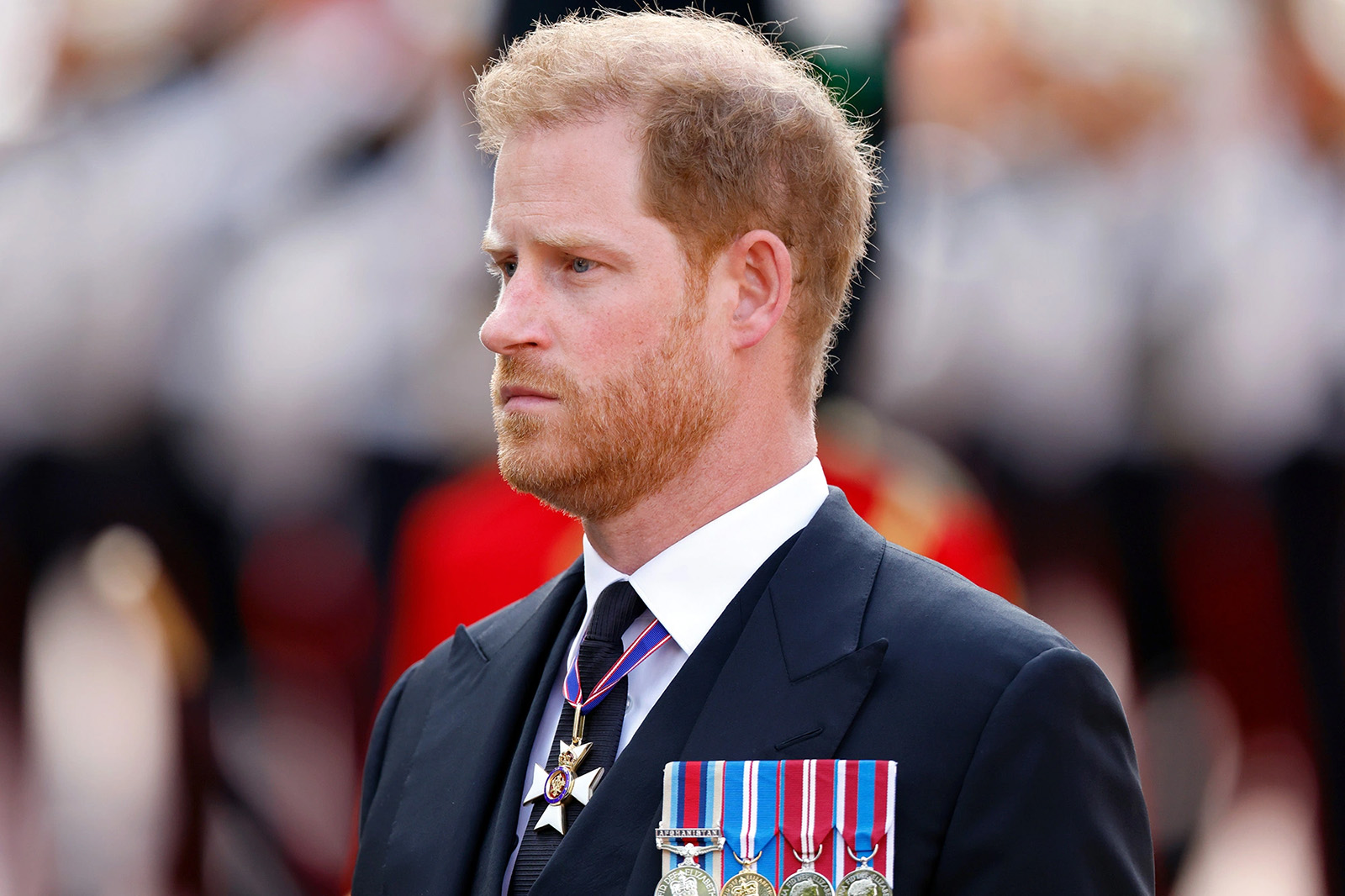 Принц Гарри следуют за гробом бабушки королевы Елизаветы II во время траурной процессии в день её государственных похорон, 19 сентября 2022 года в Лондоне, Англия