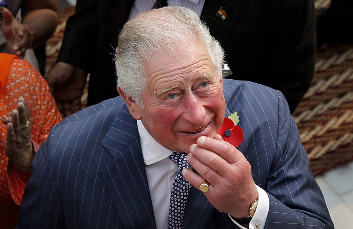 У принца Чарльза отекли пальцы