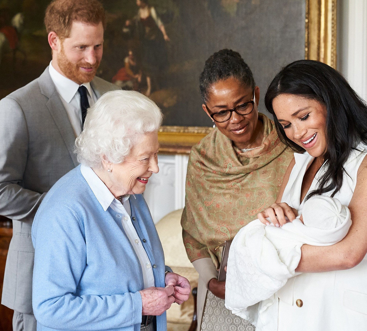 Елизавета II познакомилась с внучкой Лилибет