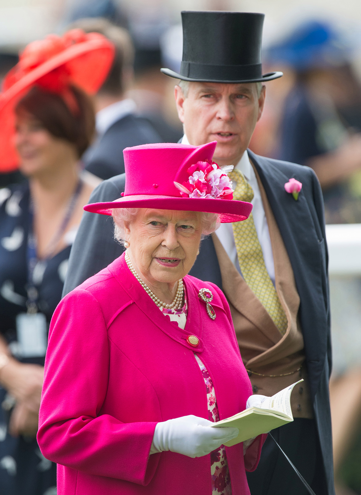 Елизавета II сохранит почётный воинский титул принца Эндрю несмотря на обвинения в изнасиловании